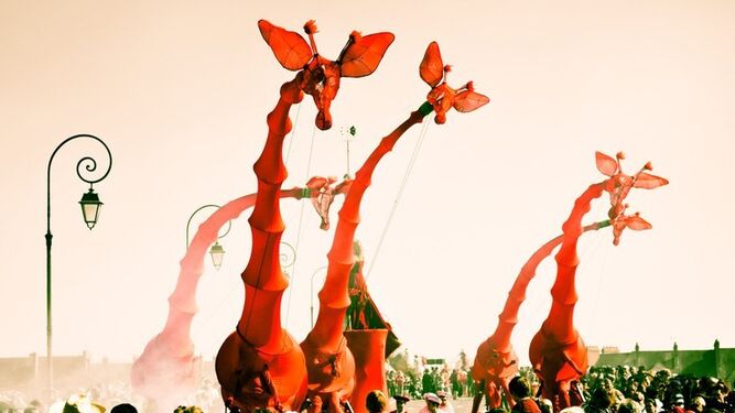 Marionetas gigantes con forma de jirafas recorrerán el entorno de la Torre del Oro