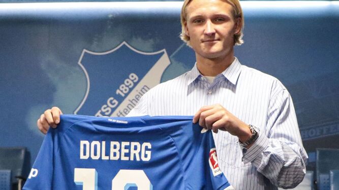 Dolberg posa con la camiseta de Hoffenheim.