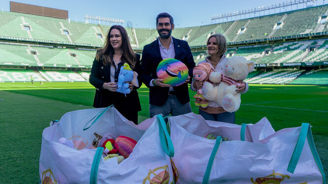 Un momento de la entrega de los juguetes en el estadio Benito Villamarín.