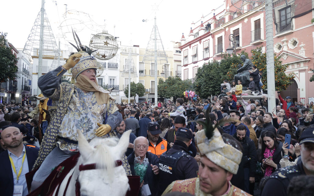 Las im&aacute;genes del Heraldo Real por las calles de Sevilla