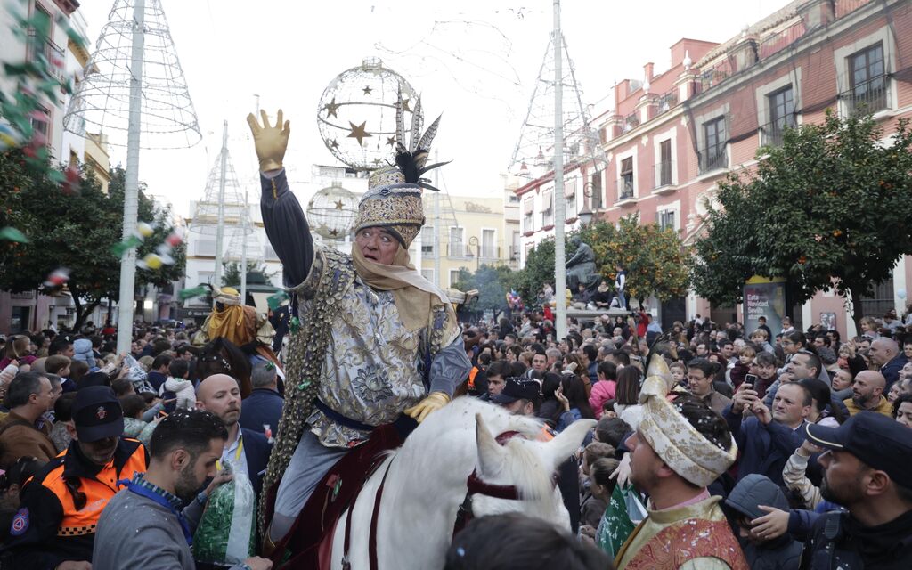 Las im&aacute;genes del Heraldo Real por las calles de Sevilla