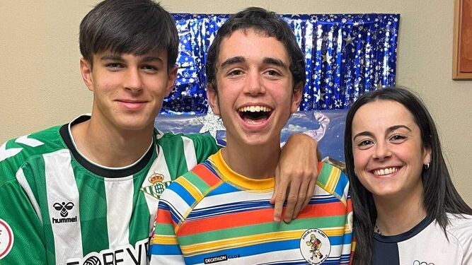 Dani Pérez, Manuel Pérez y Ana Pérez, tres primos deportistas y sevillanos.