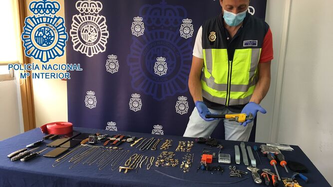 Un policía muestra unos objetos recuperados en una operación anterior contra la mafia georgiana.