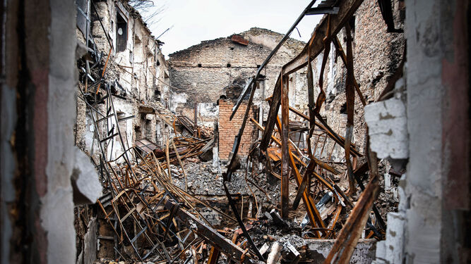 Un edificio destruido tras un bombardeo ruso en Jersón.