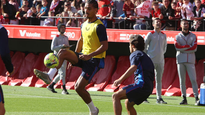 Loïc Badé pasa un balón ante la presión de Carlos Álvarez.