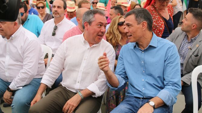 Juan Espadas y Pedro Sánchez, durante un mitin celebrado en Almería.