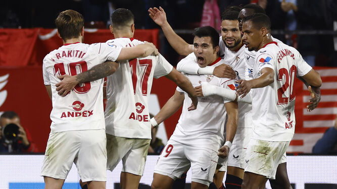 Acuña celebra con sus compañeros el primer gol sevillista.