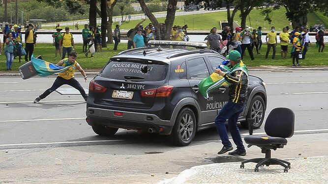 Disturbios en Brasilia tras los ataques de simpatizantes de Bolsonaro a las sedes de las instituciones.