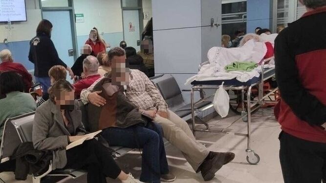 Familiares y pacientes en la sala de espera de un centro hospitalario sevillano durante las fiestas navideñas.