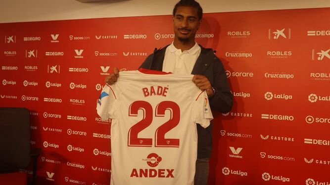 Loïc Badé muestra su camiseta con el dorsal 22, con la que ya debutó el domingo.