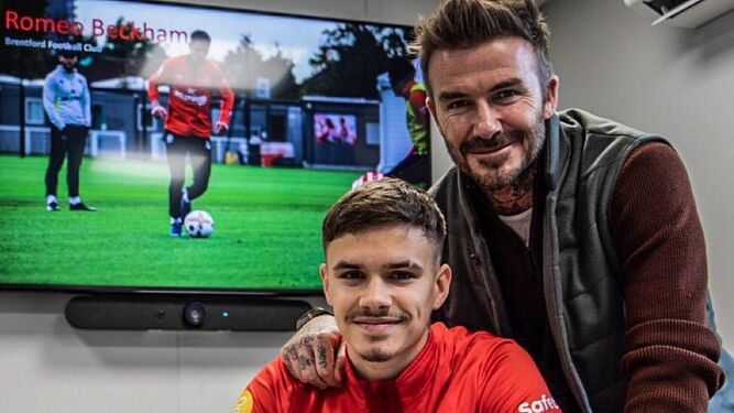 Una foto de David Beckham con su hijo Romeo el día en el que éste firmó por el Brentford.