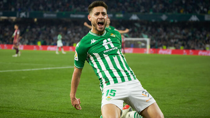 Álex Moreno celebra un gol la temporada pasada en el Benito Villamarín