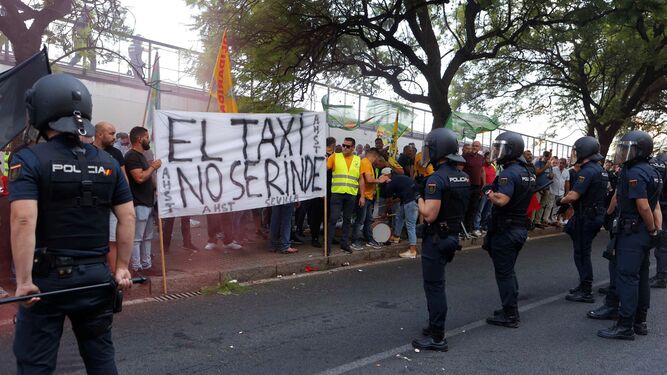 Protestas de los taxistas en Sevilla contra el decreto de los VTC en septiembre pasado.
