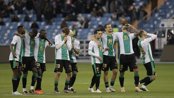 Los futbolistas del Betis se lamentan del fallo del penalti definitivo por William Carvalho.