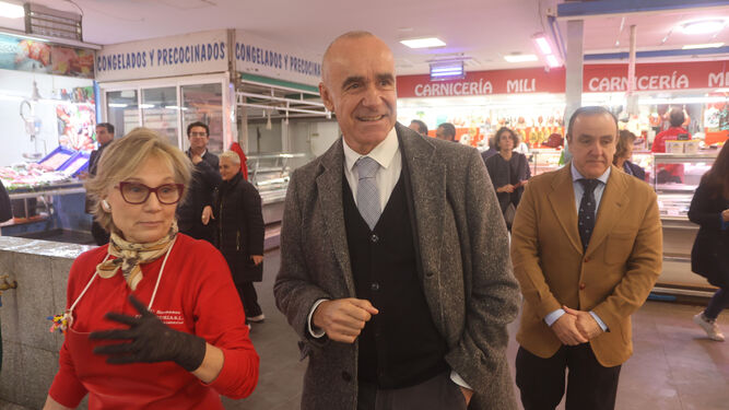 El alcalde de Sevilla, Antonio Muñoz, durante su visita al mercado de abastos 'Las Palmeritas'.