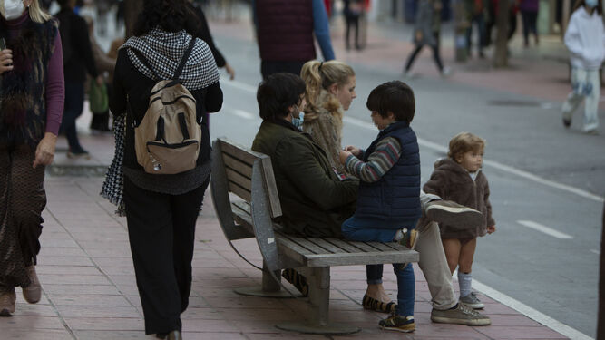 Una familia con sus hijos en una calle de Sevilla.