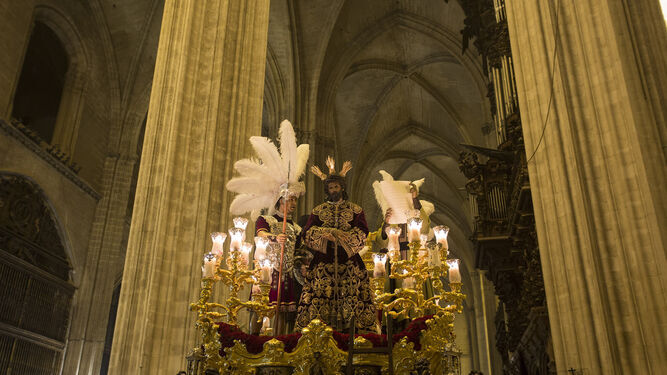 El Señor de la Sentencia en el corazón de las naves góticas de la Catedral