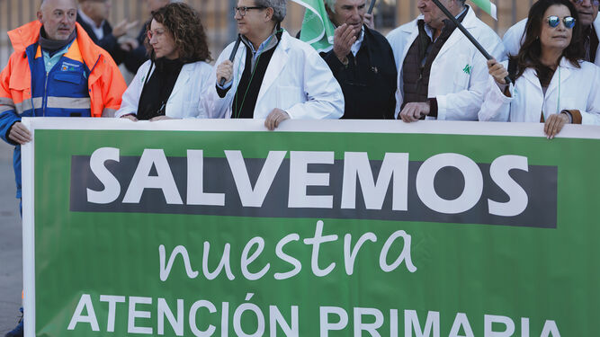 Algunos de los delegados sindicales del Sindicato Médico Andaluz que volvieron a protestar esta semana ante la sede de Presidencia en San Telmo.