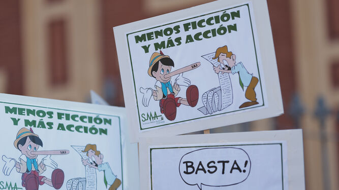 Algunas de las pintorescas pancartas que pudieron verse el pasado jueves ante San Telmo en la protesta del SMA.