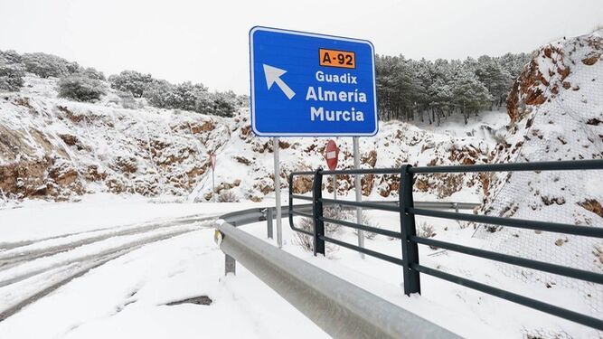 La A-92 a su paso por Granada con nieve en la calzada