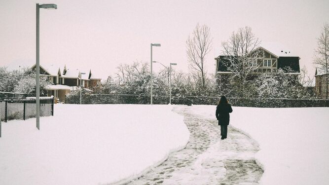 Persona caminando en un paisaje nevado