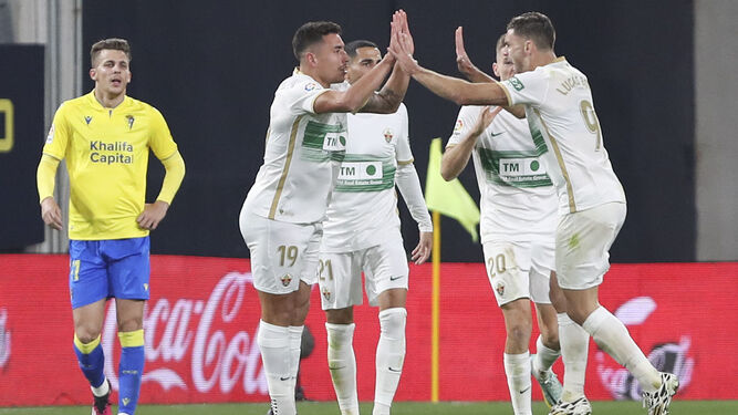 Ezequiel Ponce celebra su gol al Cádiz con sus compañeros.