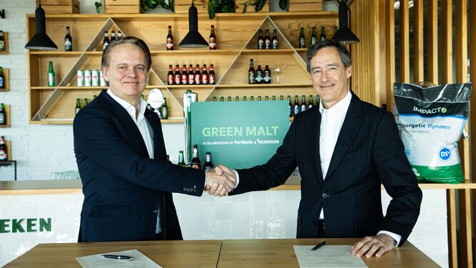 Etienne Strijp, presidente de Heineken España, y Javier Goñi, CEO de Fertiberia se dan la mano tras firmar su alianza.