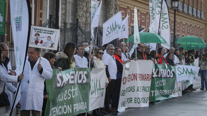 Protestas de los sanitarios frente al Palacio de San Telmo.