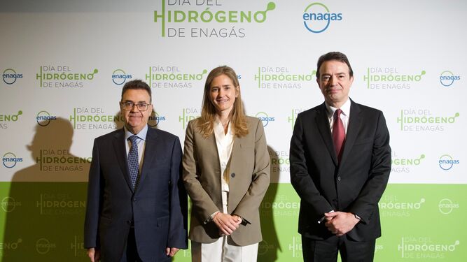 De izquierda a derecha, el Presidente de Enagás, Antonio Llardén, la Secretaria de Estado de Energía, Sara Aagesen, y  el Consejero Delegado de Enagás, Arturo Gonzalo