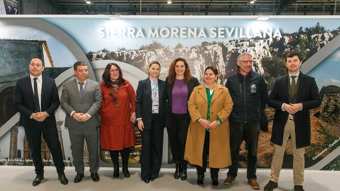 Los alcaldes de la Sierra Morena de Sevilla con la vicepresidenta de Prodetur y las delegadas territoriales de Turismo y Sostenibilidad de la Junta de Andalucía
