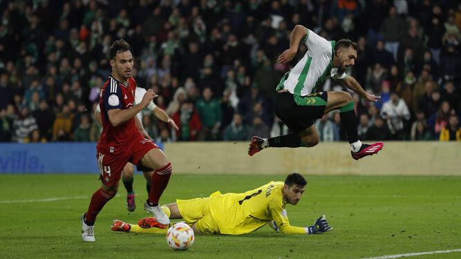 Borja Iglesias cede el balón a Sabaly en la acción del 2-1.