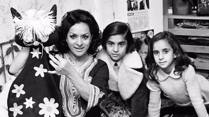Lola Flores junto a sus hijos Antonio y Rosario, en Madrid a principio de los años 70