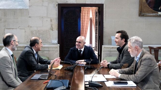 Encuentro mantenido entre Antonio Muñoz y Miguel Ángel Castro en el Ayuntamiento.