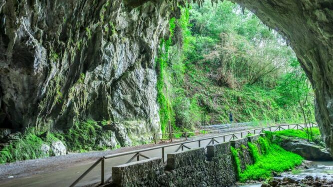 El fascinante pueblo de Asturias al que llegarás a través de una cueva