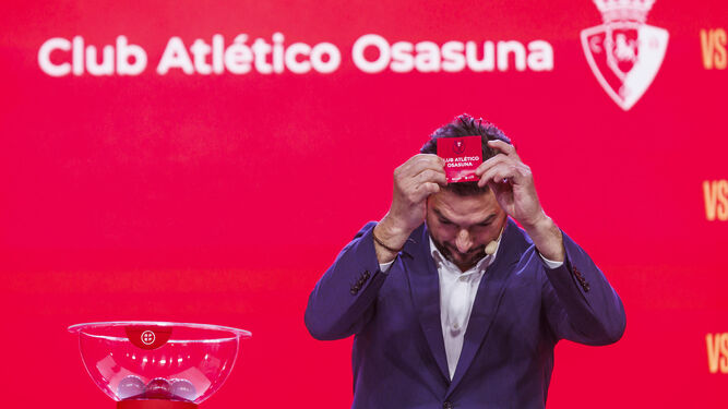 El ex meta osasunista Ricardo saca la papeleta del Osasuna; Julen Guerrero sacaría la del Sevilla.