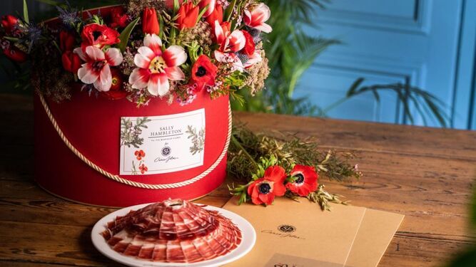 La sombrerera con flores frescas de Sally Hambleton y el plato de jamón 100% ibérico bellota Cinco Jotas