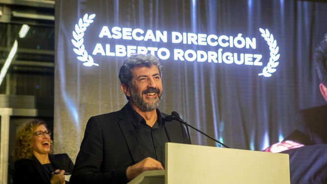 Alberto Rodríguez recoge el premio a mejor dirección por ‘Modelo 77.