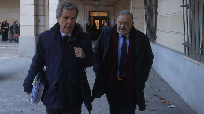 Eduardo Herrera (a la derecha) y su abogado, Adolfo Cuéllar, este lunes en la Audiencia.