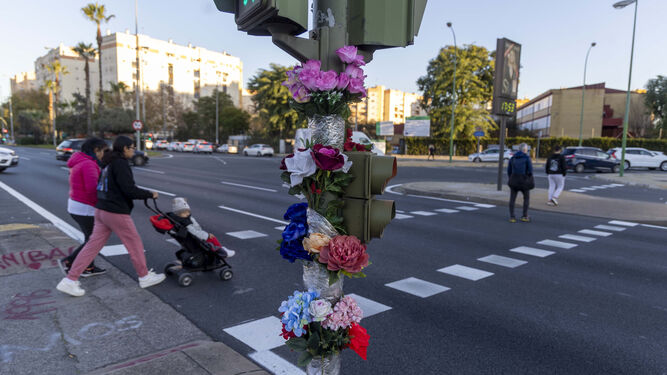 Flores en uno de los semáforos en recuerdo de las víctimas.