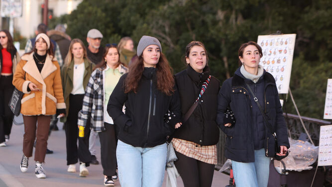 Un grupo de jóvenes pasea por Sevilla