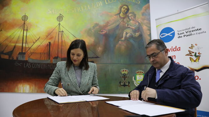 Firma del convenio entre el Ayuntamiento y la Sociedad San Vicente de Paúl. En la imagen, Patricia Cavada y Francisco Holgado, hace unas semanas.