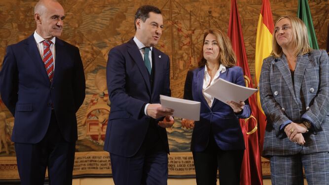 De izquierda a derecha, el alcalde, Antonio Muñoz, el presidente Juanma Moreno, la ministra Raquel Sánchez y la consejera Marifrán Carazo.