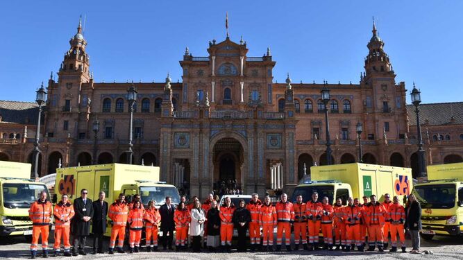 Foto panorámica de los asistentes al acto de presentación de los nuevos vehículos del 061 en la Plaza de España.