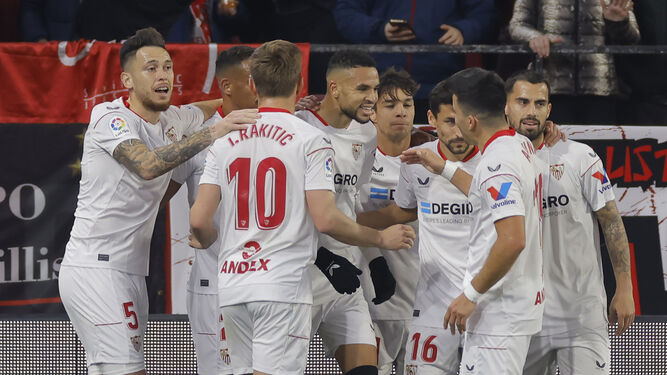 Los futbolistas del Sevilla celebran el 1-0, obra de En-Nesyri a centro de Acuña.