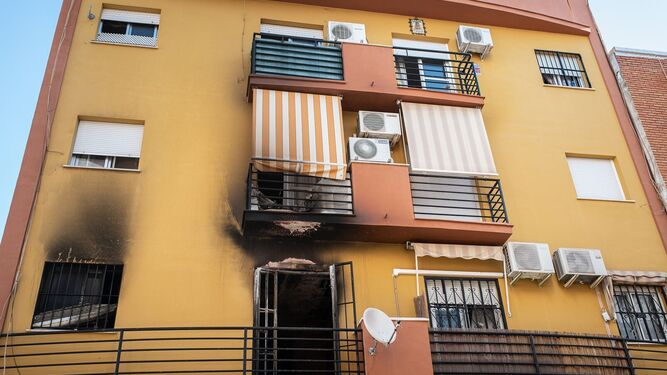 Estado de la fachada de un bloque de viviendas tras un incendio en Huelva.