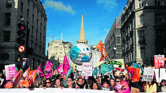 Miles de profesores toman las calles de Londres para pedir mejoras salariales.
