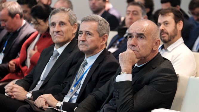 Miguel Belló, director provisional de Agencia Espacial; Antonio Gómez, presidente de Andalucia Aerospace; y Antonio Muñoz, alcalde de Sevilla.