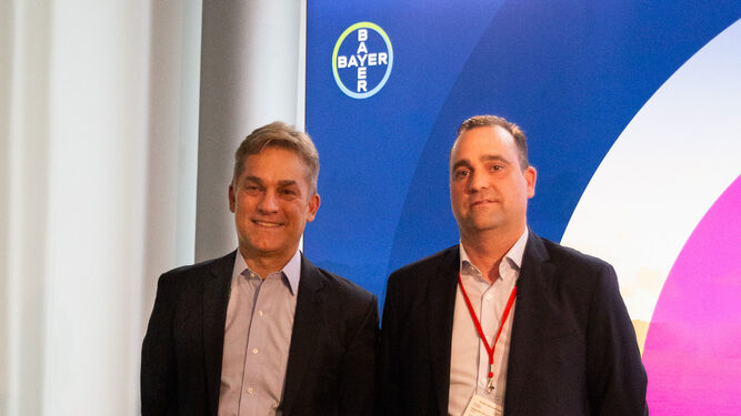Rodrigo Santos, head de Bayer Crop Science, y Alejando de las Casas, International CEO de Kimitec.