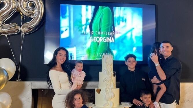 El clan celebra el 29 cumpleaños de Georgina Rodríguez en un exclusivo restaurante de Riad.