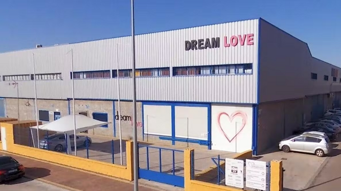 La fachada principal de la empresa Dreamlove en Carmona.